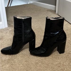Pattern leather black snakeskin booties